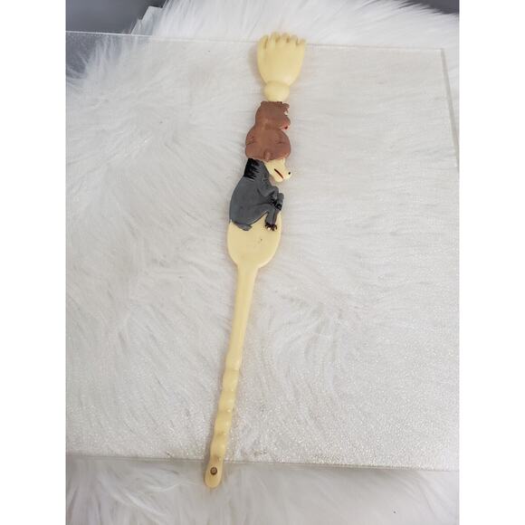 Vintage Genuine BEAR ASS SCRATCHER Plastic Back Hand Donkey Brown Bear Las Vegas - Picture 7 of 11